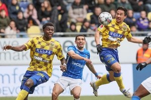 「ほんといいヘディングだよな」36歳FW岡崎慎司が「タイミング完璧ヘディングゴール」決めた！ ベルギーリーグ今季2点目はFKに合わせたドンピシャ弾！の画像