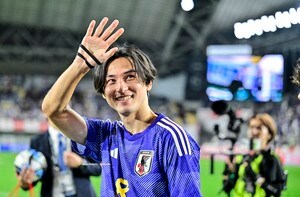 「腱鞘炎になるレベル」モナコ南野拓実“一心不乱”の真剣なユニフォーム直筆サイン入れに感謝!「こんなに真剣に書いてくれるんだもん」「買えば良かった」の声の画像