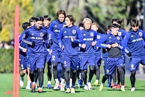 「1番前で寝ちゃってる笑」日本代表のミーティング写真にツッコミの声続々！ 伊東純也、上田綺世、菅原由勢らに「個性が爆発してますね笑」「情報量多すぎだろ笑」の声の画像