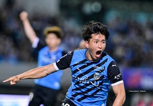 「等々力がサーキット場になってる」J1川崎のJリーグ試合会場を「フォーミュラカー」が爆走！ まさかの光景に、「これがフロンターレのイベントだよ！」とファン興奮の画像