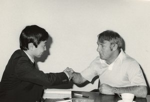 トミー・ドカティ監督（右）と２５歳の大住さん