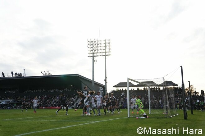 ３季連続昇格の栃木シティ！アタッキングフットボールがもたらした｢休日のエンターテインメント｣！CKから生まれた至極の先制点と歓喜のJ2昇格の瞬間！ピーター・ウタカと田中パウロ淳一が笑顔で抱擁【栃木シティvs AC長野パルセイロ】激闘PHOTOギャラリーの画像003