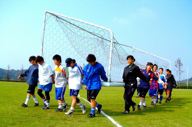 大住良之の｢この世界のコーナーエリアから｣第169回｢人生いろいろ、ゴールもいろいろ｣(1)クラブW杯の途中で消えた｢ゴール支柱｣、久保建英の活躍で解任された｢代表監督｣、1人で運べる｢100キロ｣ゴールの画像003