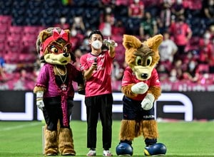 「その上着寒くないの？」サッカー元日本代表・香川真司とセレッソ大阪のスタジアムDJのベルギーでの「再会2ショット」公開！ 香川に「20回は言われた」という服装への質問も明かされるの画像