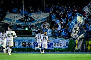 「DAZNでとらえられてましたよー！」“美人過ぎるサポーター”が公開した川崎―磐田戦での「ユニフォーム着用ライバル2ショット」が大好評！「かわいい」と歓喜の声の画像