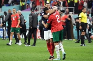 「今度は決勝でムバッペとメッシだ」 カタールワールドカップで対戦した“兄弟”たちの姿に感動の46万「いいね!」！ 勝負の世界で見られた健闘をたたえ合う姿の画像