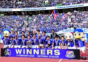 「めっちゃ大胆で斬新なデザイン」横浜FMが発表した夏季限定の「特別ユニフォーム」が大絶賛！「人選がズルい」とモデルの2人にもファン歓喜の画像