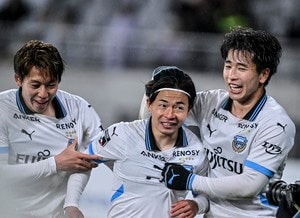 【FW山田新のファウルスローが照らした川崎の多彩な強さ】大島僚太、大関友翔、伊藤達哉のそれぞれ見解が異なるからこそのチームの強み……追加点を目指す「必死のプレー」の捉え方の画像