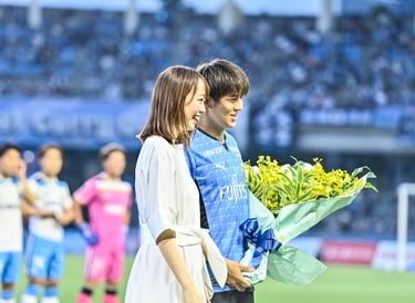 画像 写真 画像あり 奥さん可愛すぎるでしょ 川崎のプリンスmf脇坂泰斗の100試合出場記念で妻が来場 等々力が祝福ムードに包まれる Jリーグ 国内 ニュース サッカー批評web 画像 写真 画像あり 奥さん可愛すぎるでしょ 川崎のプリンスmf脇坂泰斗の100試合出場記念で妻が来場 等々力が祝福ムードに包まれる Jリーグ 国内 ニュース サッカー批評web