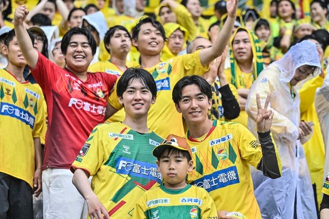 【千葉サポーターアルバム】雨の中で首位堅持のチームを後押しした「ジェフユナイテッド千葉のサポーター写真99枚」！ ゴール裏の熱狂ショット「ジェフユナイテッド千葉ーベガルタ仙台」の画像006