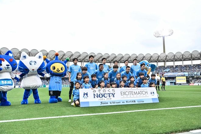 【サポーターアルバム(3)】G大阪戦での観客席＆入場時の川崎フロンターレのサポーター写真77枚！選手と手をつないだ子どもたちなど現地写真「川崎フロンターレーガンバ大阪(3)」の画像032