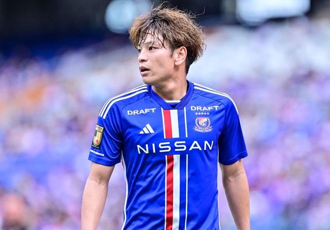 「男女関係なくこれは惚れる」横浜FMの永戸勝也がスタジアム到着時に「シャレオツすぎる」と話題！ ジャケットを着こなす姿に「この角度もずるい」と絶賛の声の画像