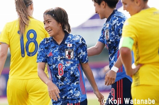 なでしこジャパンの岩渕真奈がアーセナルのユニフォーム姿でスタジアム