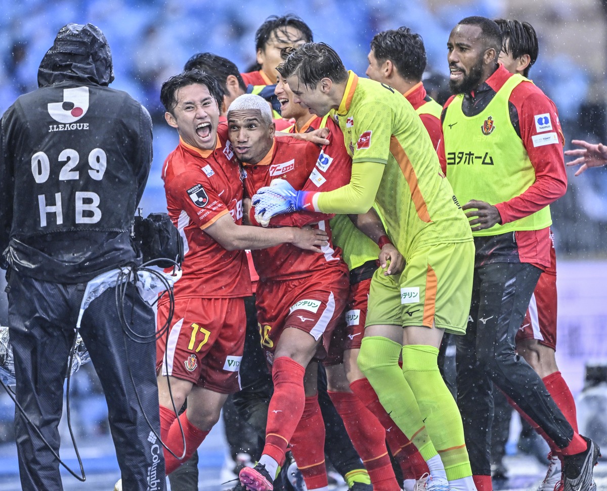 名古屋グランパス　川崎フロンターレ　ユニフォーム