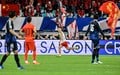 「日本じゃ有り得ない」日本代表と中国代表の試合中ピッチに乱入者が出現し「選手に抱き着く」→「警備員を振り切る」→「服を脱ぐ」の衝撃！ 手足を4人に掴まれて強制退去の衝撃場面の画像003