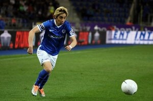 伊東純也が｢年間最優秀ゴール｣を獲得!!アシスト王との｢個人賞2冠｣達成!サッカー日本代表のスピードスターが魅せた連続ワンツーからの｢強烈ミドル弾｣とは?【動画】の画像