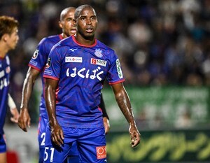 「だから理不尽が過ぎるんよ笑」J2甲府MFアダイウトンのわずか4秒「自己完結ゴール」にファン歓喜！「これこれこれこれ」「アダがアダしてる 笑」などの声の画像