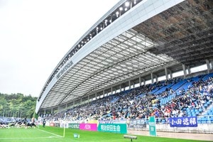 「アビスパのユニフォームが世界一似合う 」J1福岡を応援のためにHKT48アイドルが博多の森に降臨！「太陽よりも眩しいよ」「時代は豊永」とファン歓喜の画像