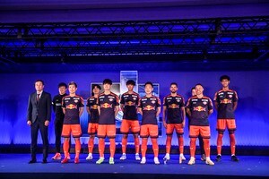 「実写CM出演オファーあるな」J2大宮イケメンのフォトセッションにファン興奮！「レッドブル飲ませてる、、、」「RB飲むだけでも絵になるねぇ」などの声の画像