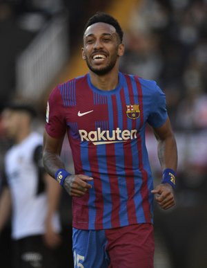 オーバメヤンが「バルセロナ加入後初ゴール」!GKが1歩も動けない「ニア天井ぶち抜き」シュートを含む2得点!【動画】の画像