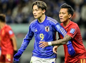 「意味不明で笑う」「角度スゴイ！」サッカー日本代表FW上田綺世、「厳しい角度からの“高難度”ワンタッチシュート」をファン絶賛！ 堂安律からのスルーパスを流し込むの画像
