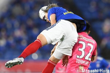大住良之の この世界のコーナーエリアから 連載第61回 サッカーからヘディングがなくなったら 1 新ルール で変わったハンドの判定 サッカー 批評web 大住良之の この世界のコーナーエリアから 連載第61回 サッカーからヘディングがなくなったら 1 新ルール で変わったハンドの判定 サッカー 批評web