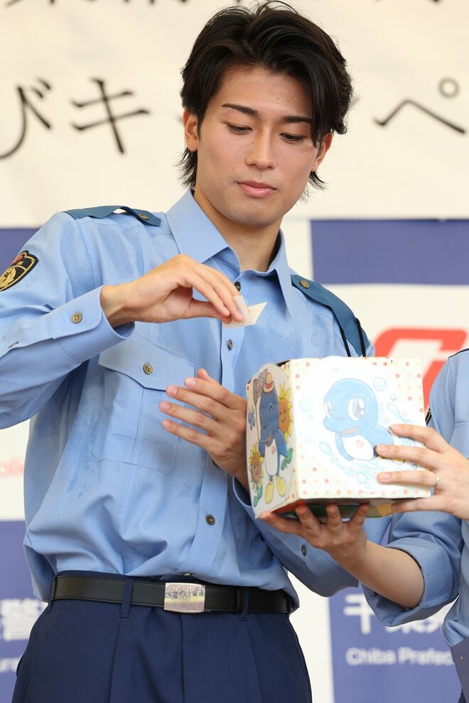 【画像23枚】中村敬斗の警官姿に｢カッコいい｣大歓声！千葉県警｢闇バイト防止｣イベント密着(2)革靴で神技リフティング！悩める中学生へ世界基準のアドバイスもの画像012