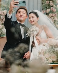 ｢美背中も美腹も素敵｣浦和MF渡邊凌磨の元“おはガール”美人モデル妻、背中開きコーデ＆夫婦ショット公開｢電車使ってること知れて嬉しい｣の声もの画像