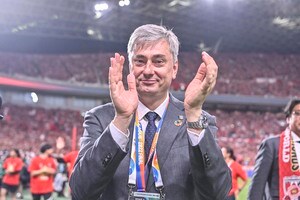 「これ本当に泣くわ…」浦和のACL優勝後の「ロッカールーム映像」公開で、スコルジャ監督の「リカへの感謝の言葉が自然に出てくるとこが素敵」と話題に！「素晴らしい監督」などの声の画像