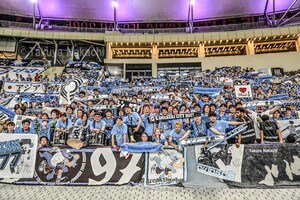 【サポーターアルバム(1)】クラブ史上初アジアベスト４に導いた、サウジアラビアまで駆け付けた大勢のサポーターの「勝利の記念集合写真27枚」！「川崎フロンターレ―アルサッド」の画像