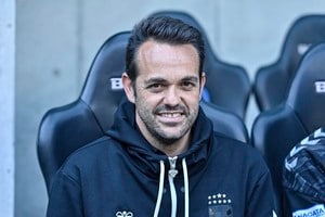 「監督意外と走れててわろた」G大阪・ポヤトス監督が練習で選手とダッシュを行う姿に「一致団結やね」と称賛！ 中には「テンハグスタイル!!」の声もの画像