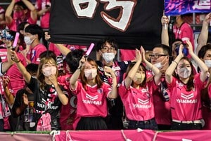 「可愛すぎるやろ」「めっちゃいいやん！」女性サポーターが観客席から送った「ハートのエール姿」に1300いいね！ Jリーグ公式も注目した「セレッソ大阪のゴール裏」の画像