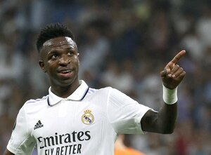 ｢最高のブラジル人｣!! レアル・マドリードのサッカーブラジル代表FWヴィニシウス・ジュニオールがチャンピオンズリーグで見せた｢逆エラシコ｣が話題! 相手2人を置き去りにしたシャフタール戦での超絶テクニックの画像