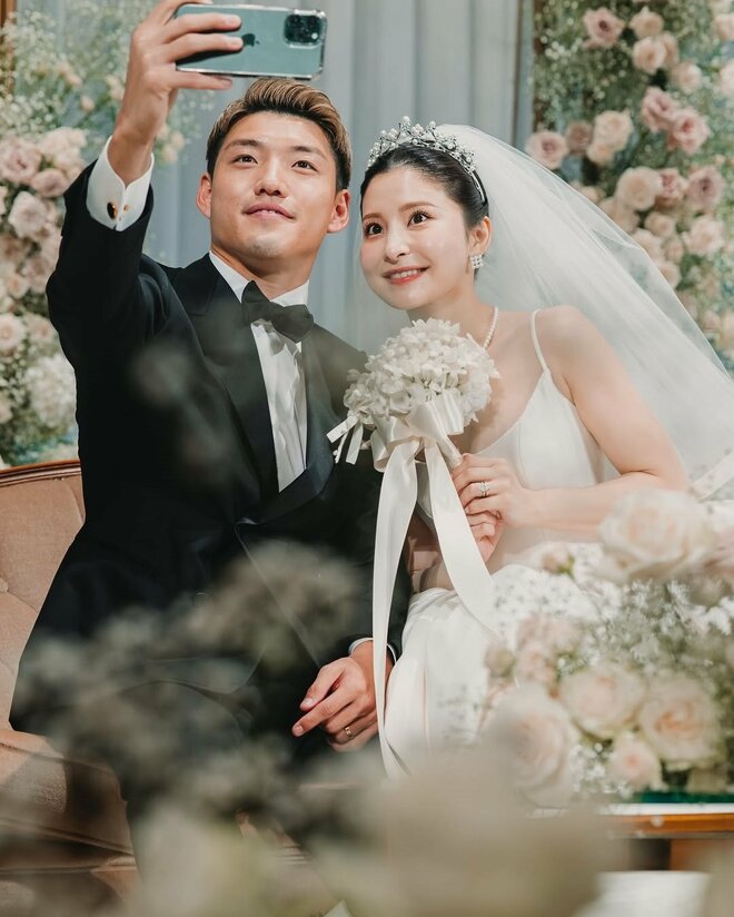 「こんな美しい新婦おる?」“ド派手挙式”の日本代表MF堂安律、お色直しの“真紅のドレス”が似合う美人妻の腰を抱き寄せ!ラブラブ動画公開の画像