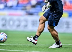 「夫婦でペアルック？着るのステキ」J2徳島FW柿谷曜一朗と丸高愛実夫婦が結婚記念日に”肩組み2ショット”を披露！「服もお揃いでお似合い」「理想の夫婦」とファン絶賛の画像