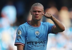 「クオリティよw」「そうはならんやろ」マンチェスター・シティ公式SNSが投稿した「まさかの高校野球画像」に日本人ファン困惑！ 野球ボールを持ったノルウェー代表FWアーリング・ハーランドなどの衝撃画像の画像