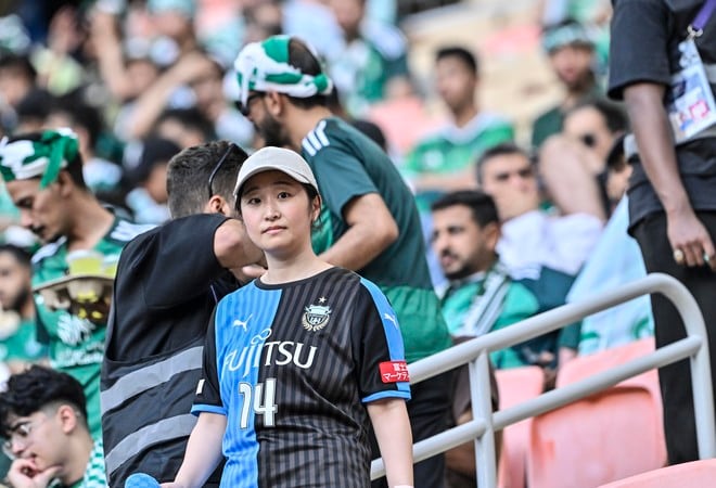 【サポーターアルバム】アジア青覇を果たすべく700人の川崎サポーターがACLE決勝に駆け付けた！ 現地で声援を送ったサポーター写真72枚「アル・アハリー川崎フロンターレ(2)」の画像064