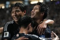 日本代表MF鎌田大地が｢今年最後の動画です。｣自宅クローゼットのお宝ユニ公開、｢これ薫やろ…｣チラ見せ後に