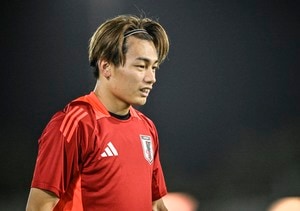 「サングラス似合ってた」「オシャレ」日本代表・上田綺世のサウジアラビアでの「サングラス×ピアスの私服姿」が大好評！「奥さんに改造されてオシャレになっていく」の声の画像