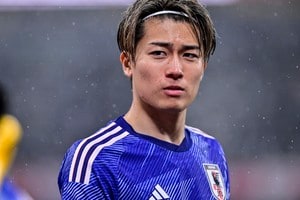 「期待されてる」リーグ・アン公式が中村敬斗の「歓迎イラスト」公開！「ダイヤモンド」の言葉を添えた、新ユニフォームの着用姿の画像