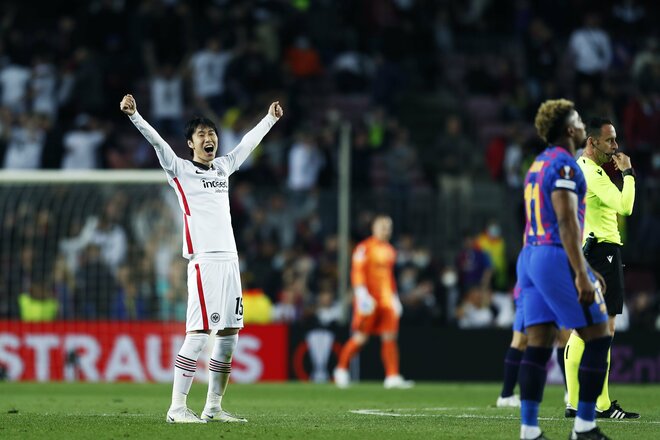 サッカー日本代表・鎌田大地が「決勝ゴールをアシスト」で「バルセロナ撃破」に大貢献!!世界的名門に「歴史的大金星」!長谷部誠も途中出場の試合で決まったフランクフルトの「衝撃の3ゴール」とは?【動画】の画像