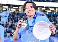 「日本語慣れてないだろうけど日本語のグッズ渡してる」新天地アメリカ到着の山根視来を現地ファンが「惜しい日本語グッズ」で歓迎!「カタカナで作ってくれた気持ちが嬉しいね」などの声の画像