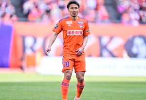 「ニヤニヤしちゃうな」地元ポスターで夫婦役のJ1新潟MFとチアに賛辞が続々！「自然でお似合い」「美男美女カップルに見えますね」などの声が上がるの画像