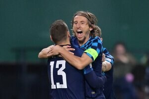 ｢シュート精度やば｣!! ルカ・モドリッチが｢圧巻ゴール｣でサッカークロアチア代表の勝利に貢献! ファイナル4進出貢献の｢ニアぶち抜き先制ゴール｣【動画】の画像