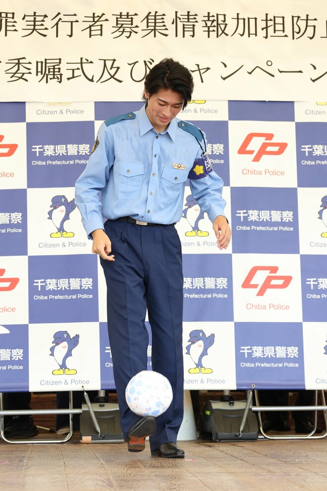 【画像23枚】中村敬斗の警官姿に｢カッコいい｣大歓声！千葉県警｢闇バイト防止｣イベント密着(2)革靴で神技リフティング！悩める中学生へ世界基準のアドバイスもの画像003