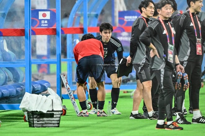 「試合後の白熱した議論イイ」日本代表MF田中碧が試合後に「南野拓実とのホワイトボード議論」見せた！ 先発起用された注目の中国戦後のサッカー探求場面の画像003