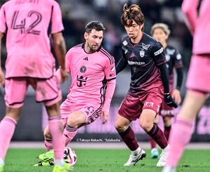 「サカユニが超可愛い」「我らが姫」人気女性歌手が国立競技場でのメッシ観戦「ユニフォームショット」公開！「めっちゃ似合ってる！髪色ともあってます」とコーデにも注目の画像