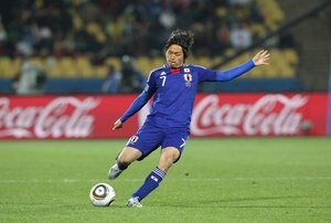 「リアルで見て泣いた記憶」サッカー元日本代表MF遠藤保仁の「南アフリカ大会での直接FKゴール」に再脚光!の画像