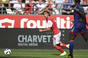 「もうCFのヘッドじゃん」2トップで先発の サッカー日本代表・伊東純也が｢意外なフランス初ゴール｣！ 「身体能力高い」と賞賛された豪快ヘディング弾！【動画】の画像