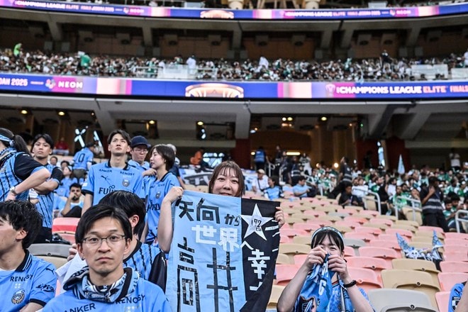 【サポーターアルバム】サウジアラビア・ジェッダ開催のACLE決勝に川崎サポーター700人が集結！ 現地で声援を送ったサポーター写真78枚「アル・アハリー川崎フロンターレ(1)」の画像033